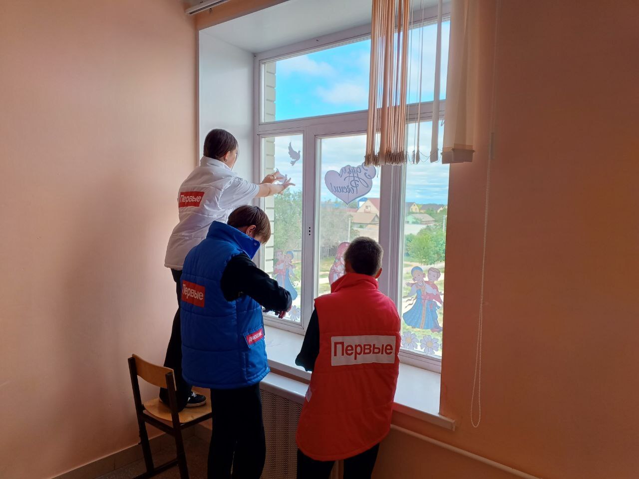 Активисты Движения Первых присоединились ко Всероссийской акции «Окна России» Активисты Движения Первых присоединились ко Всероссийской акции «Окна России».