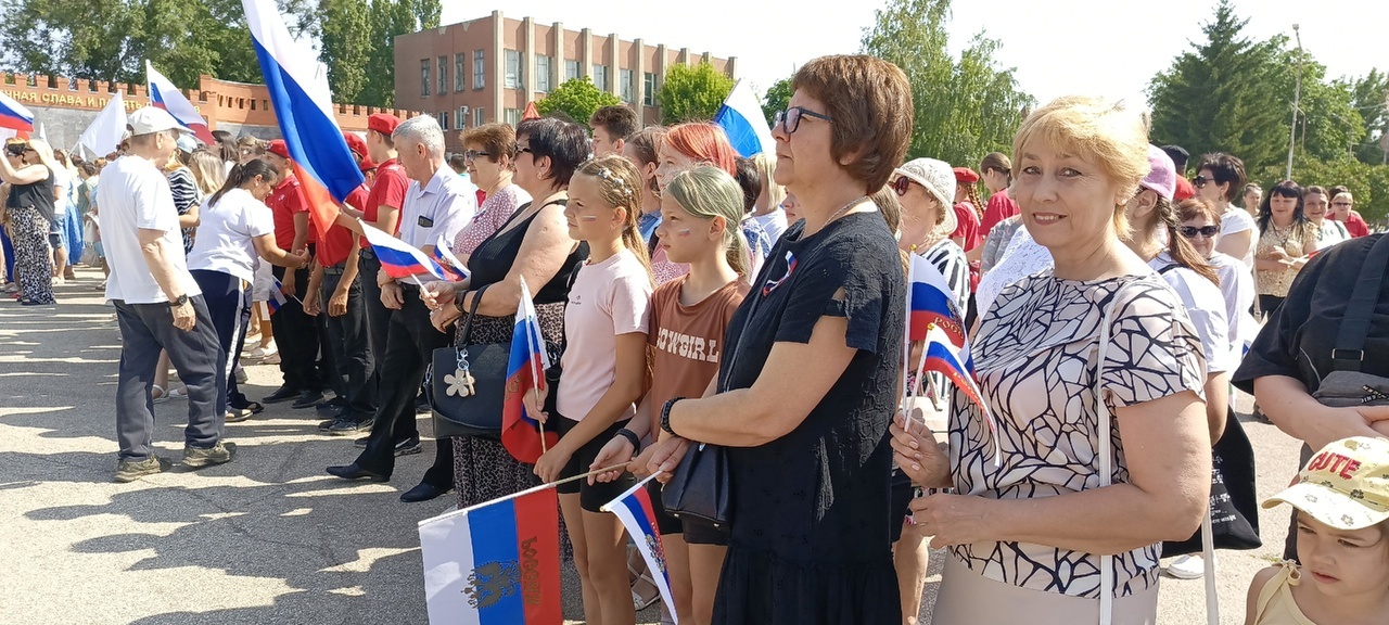 Коллектив школы №1 отметил День России Коллектив школы №1 отметил День России.