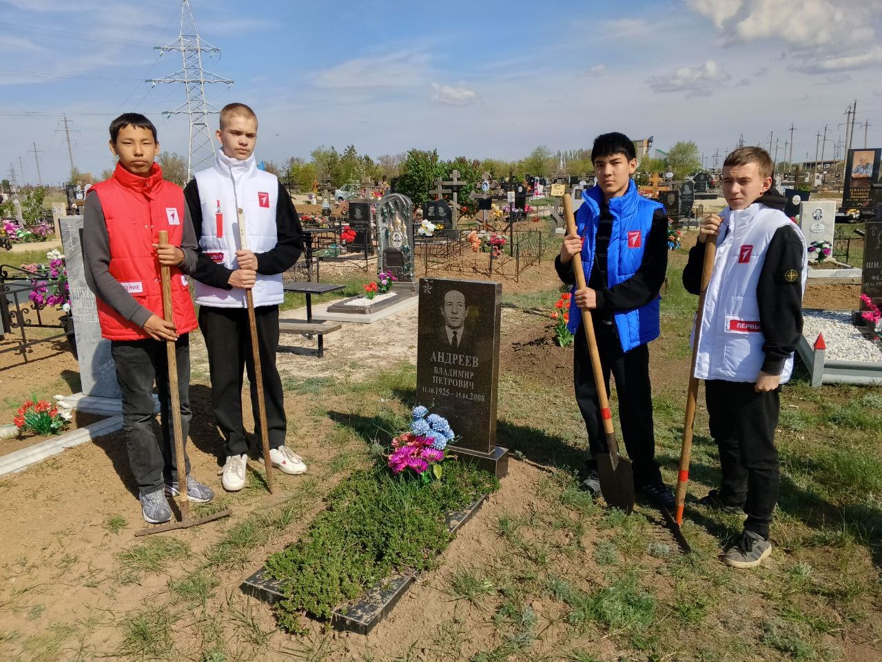 Субботник по благоустройству захоронений ветеранов Великой Отечественной войны.