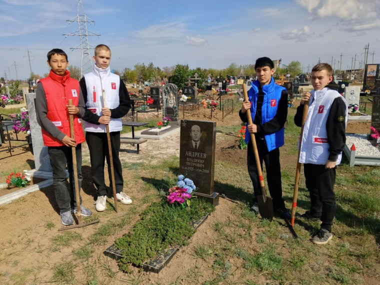 Субботник по благоустройству захоронений ветеранов Великой Отечественной войны.