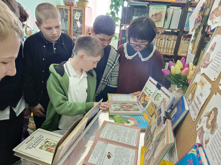 Книжная выставка ко Дню славянской письменности в школьной библиотеке.